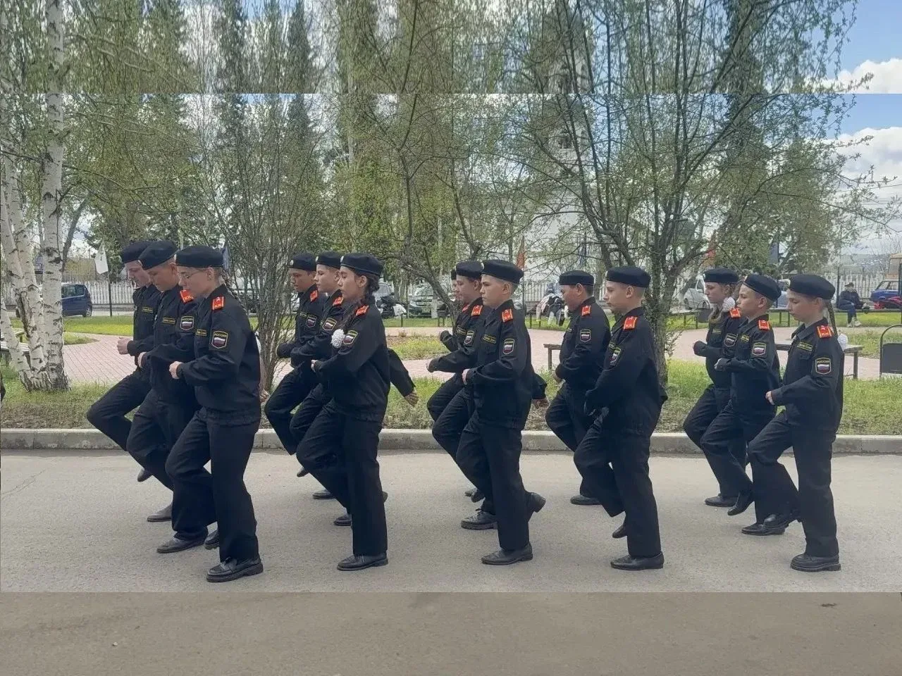 Серьёзный подход в 5-м классе. Позади конкурс песни и строя. Сразу видно — не малыши! Чёткая строева