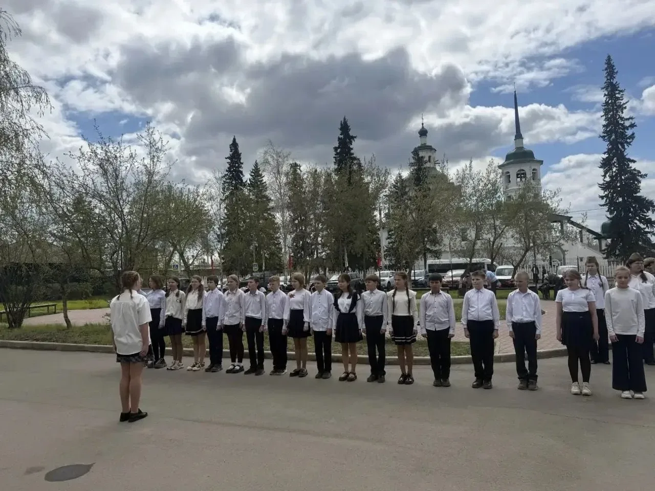 Серьёзный подход в 5-м классе. Позади конкурс песни и строя. Сразу видно — не малыши! Чёткая строева