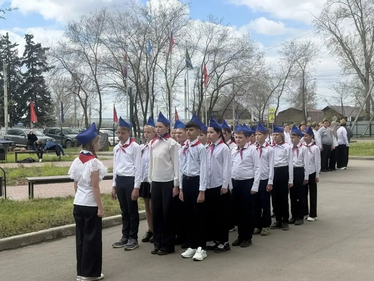 Серьёзный подход в 5-м классе. Позади конкурс песни и строя. Сразу видно — не малыши! Чёткая строева