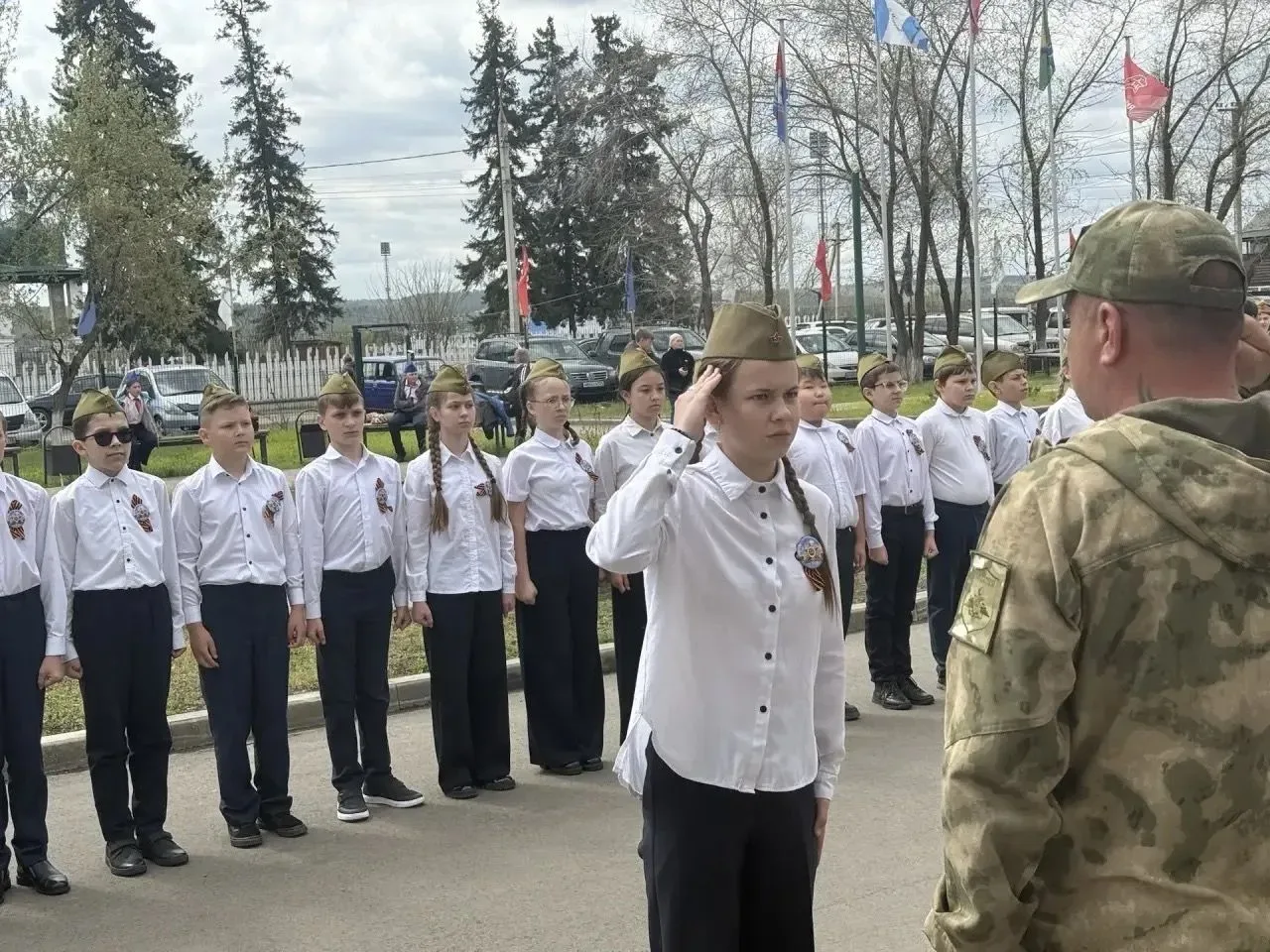 Серьёзный подход в 5-м классе. Позади конкурс песни и строя. Сразу видно — не малыши! Чёткая строева