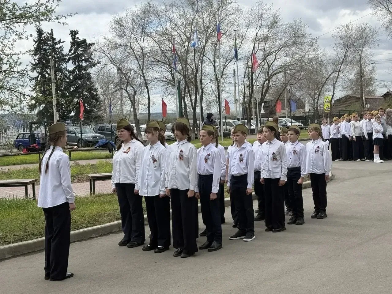Серьёзный подход в 5-м классе. Позади конкурс песни и строя. Сразу видно — не малыши! Чёткая строева