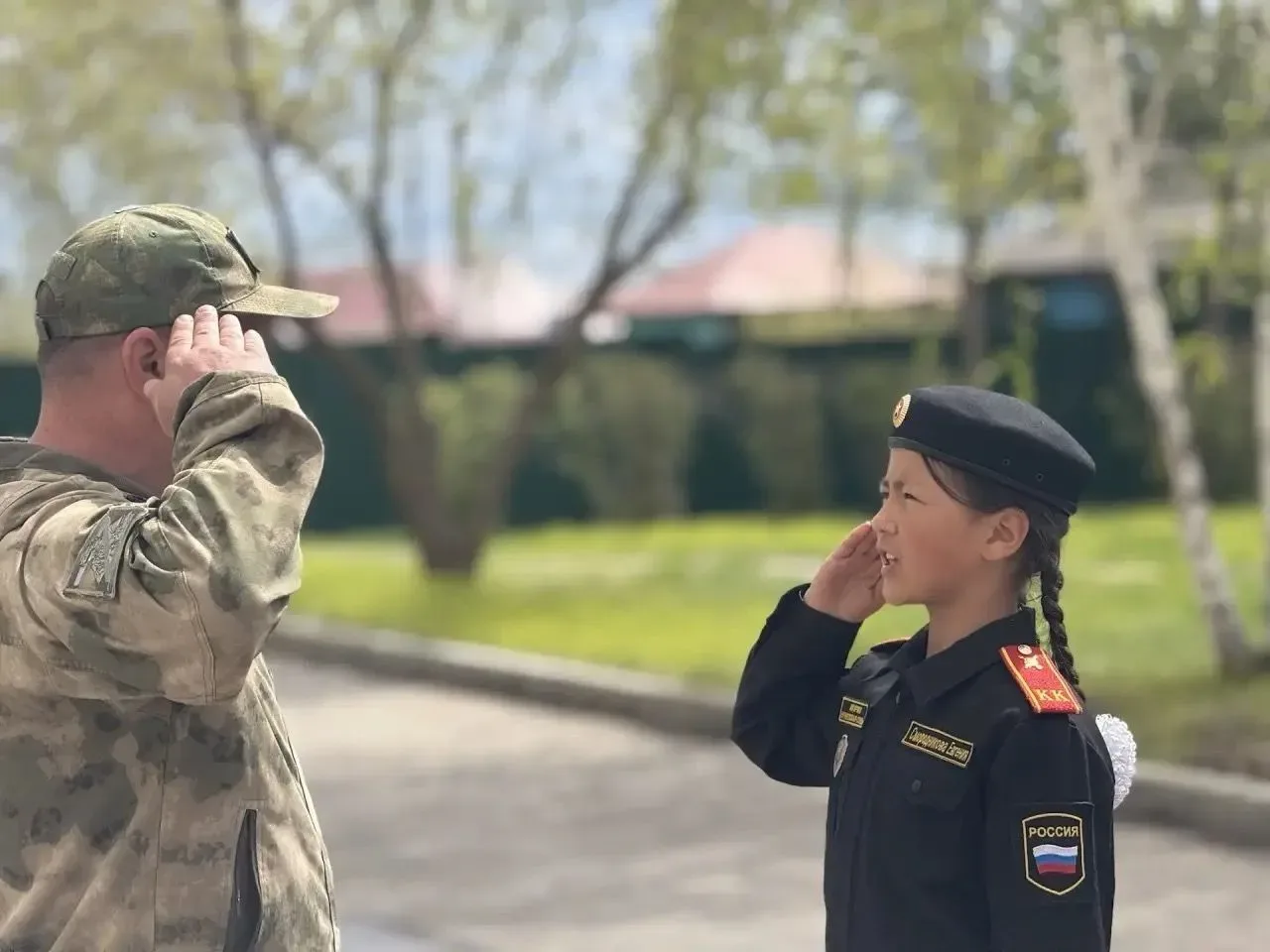 Серьёзный подход в 5-м классе. Позади конкурс песни и строя. Сразу видно — не малыши! Чёткая строева