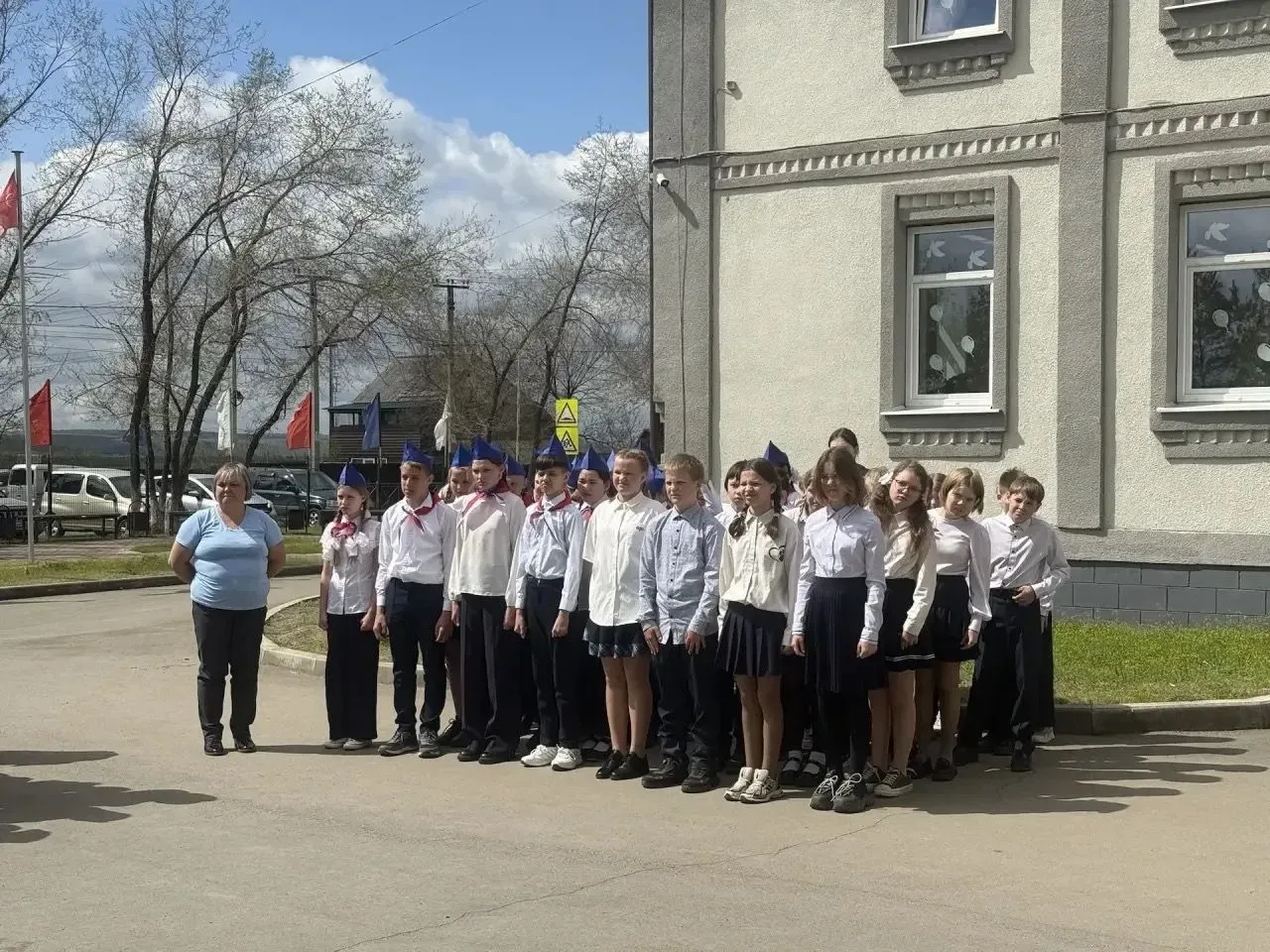 Серьёзный подход в 5-м классе. Позади конкурс песни и строя. Сразу видно — не малыши! Чёткая строева