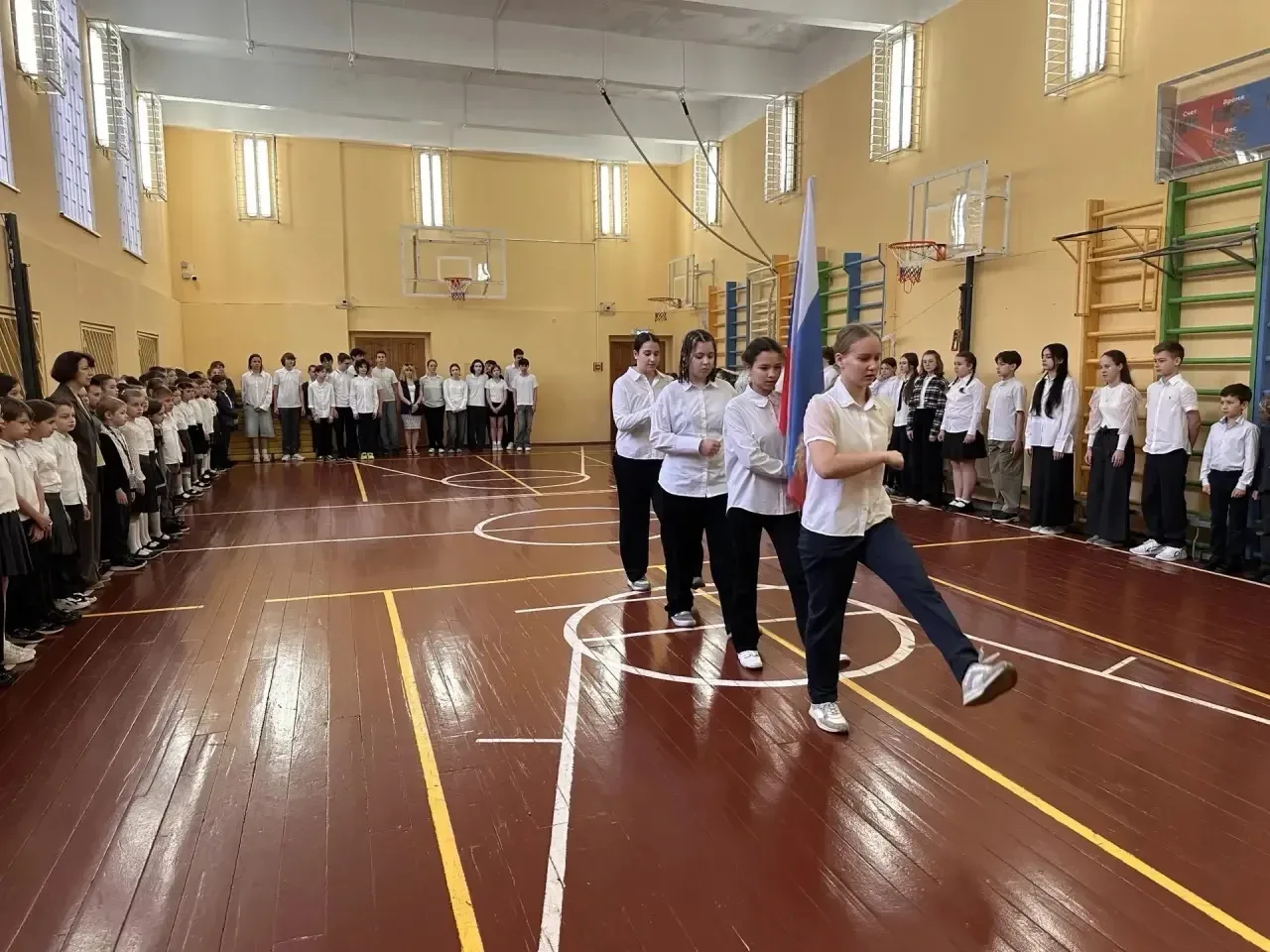 Подъём флага  🇷🇺 Утро понедельника началось с торжественной церемонии поднятия флага и исполнения ги