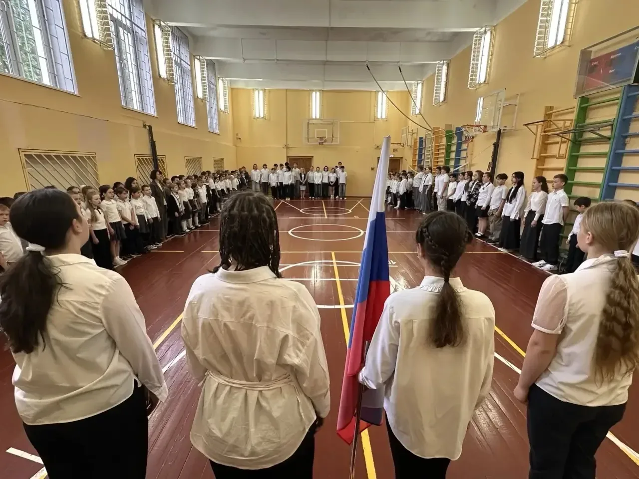 Подъём флага  🇷🇺 Утро понедельника началось с торжественной церемонии поднятия флага и исполнения ги