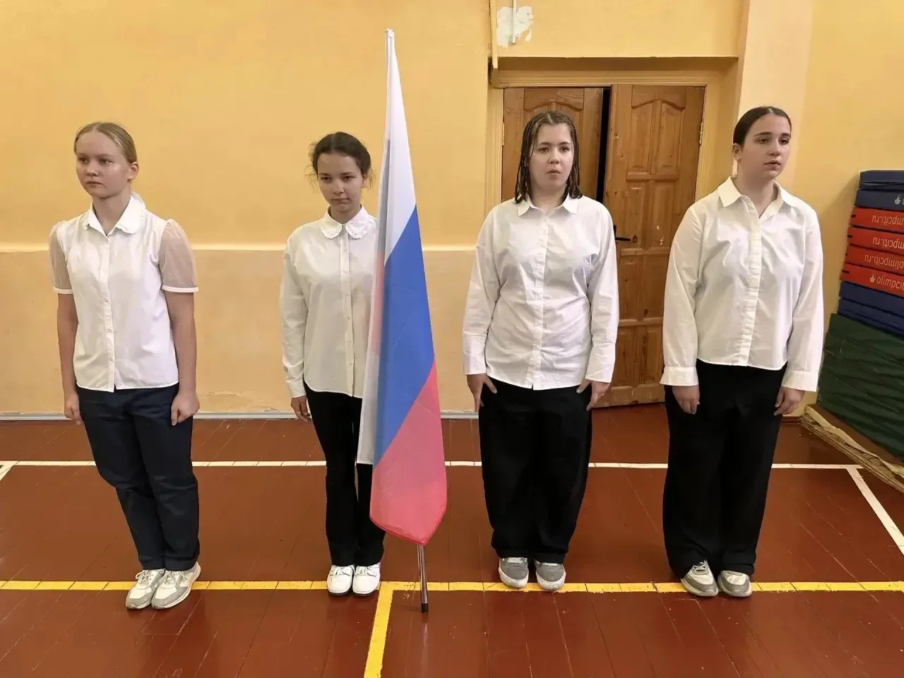 Подъём флага  🇷🇺 Утро понедельника началось с торжественной церемонии поднятия флага и исполнения ги