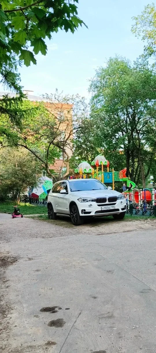 Очередной "мастер парковки" припарковал авто у детской площадки.  НЕ ЗАБУДЬ ПОДПИСАТЬСЯ ⤵️