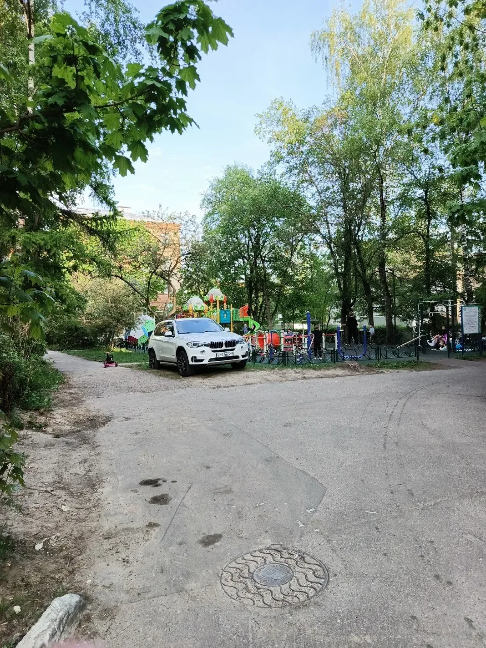 Очередной "мастер парковки" припарковал авто у детской площадки.  НЕ ЗАБУДЬ ПОДПИСАТЬСЯ ⤵️