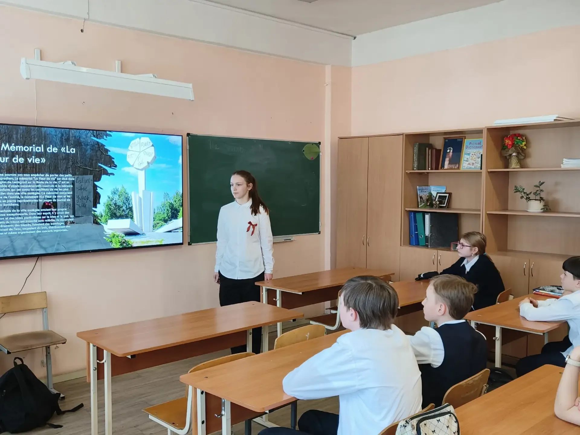 В преддверии праздника Дня Великой  Победы активисты клуба "Chantecler" под руководством учителя Жав