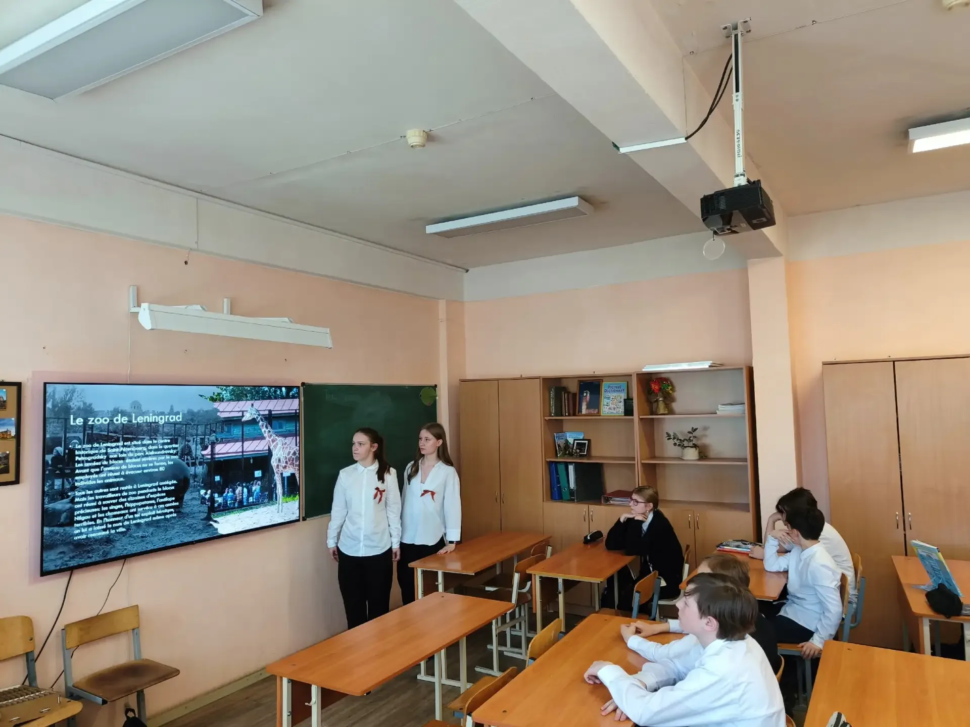 В преддверии праздника Дня Великой  Победы активисты клуба "Chantecler" под руководством учителя Жав