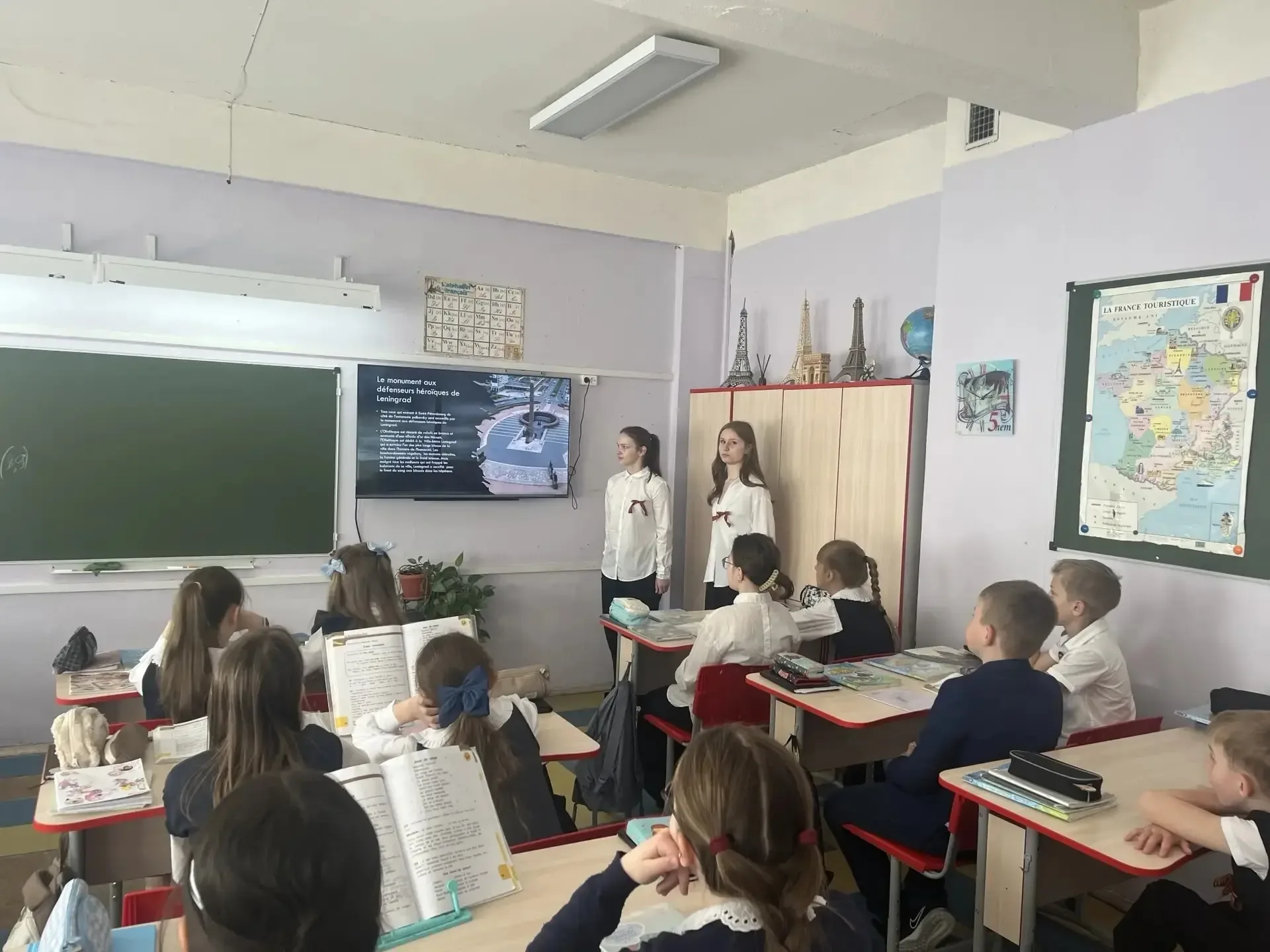 В преддверии праздника Дня Великой  Победы активисты клуба "Chantecler" под руководством учителя Жав