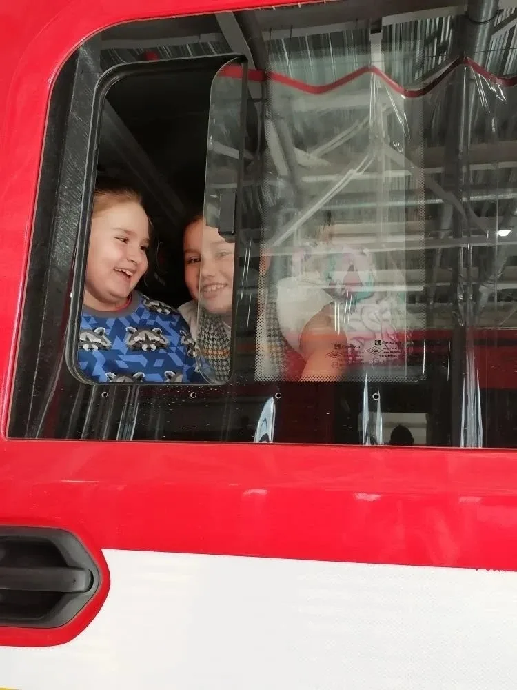 Огонь, сирены и настоящие герои: 1 «А» в гостях у пожарных! 🚒🔥  Сегодня наш 1 «А» класс отправился в