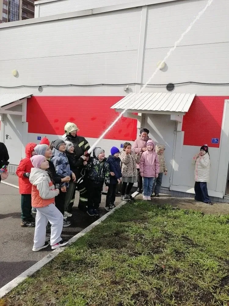 Огонь, сирены и настоящие герои: 1 «А» в гостях у пожарных! 🚒🔥  Сегодня наш 1 «А» класс отправился в