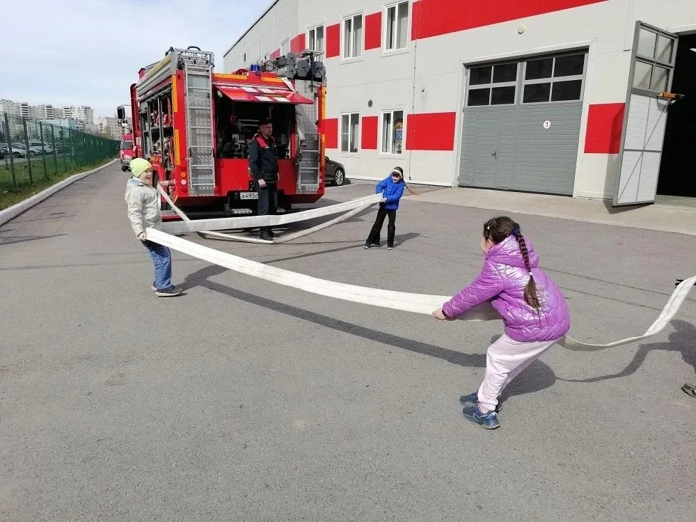 Огонь, сирены и настоящие герои: 1 «А» в гостях у пожарных! 🚒🔥  Сегодня наш 1 «А» класс отправился в