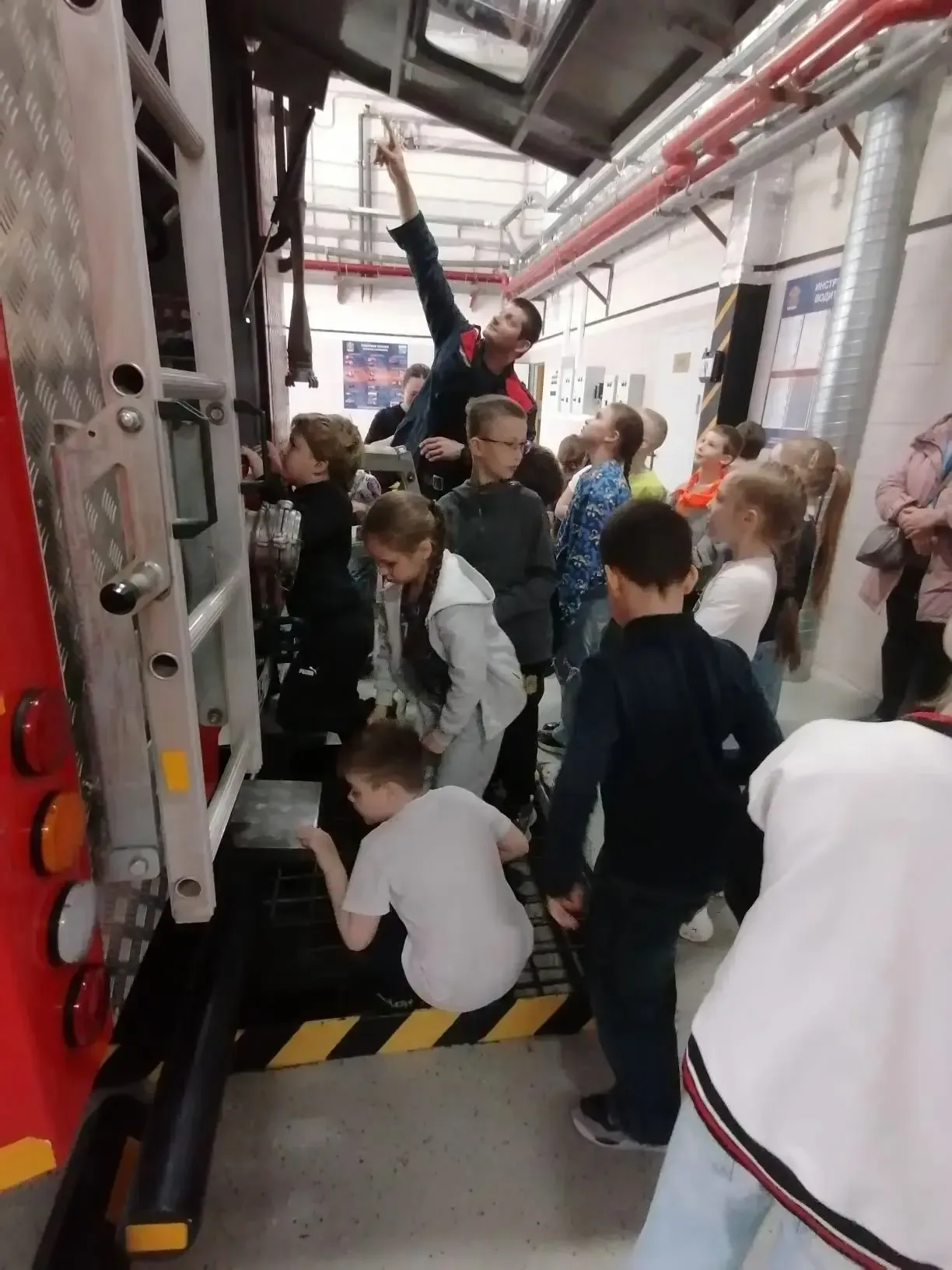 Огонь, сирены и настоящие герои: 1 «А» в гостях у пожарных! 🚒🔥  Сегодня наш 1 «А» класс отправился в