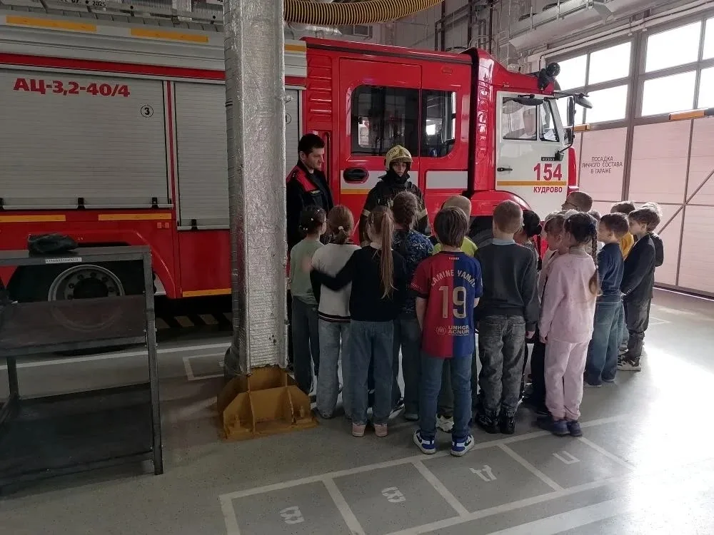 Огонь, сирены и настоящие герои: 1 «А» в гостях у пожарных! 🚒🔥  Сегодня наш 1 «А» класс отправился в