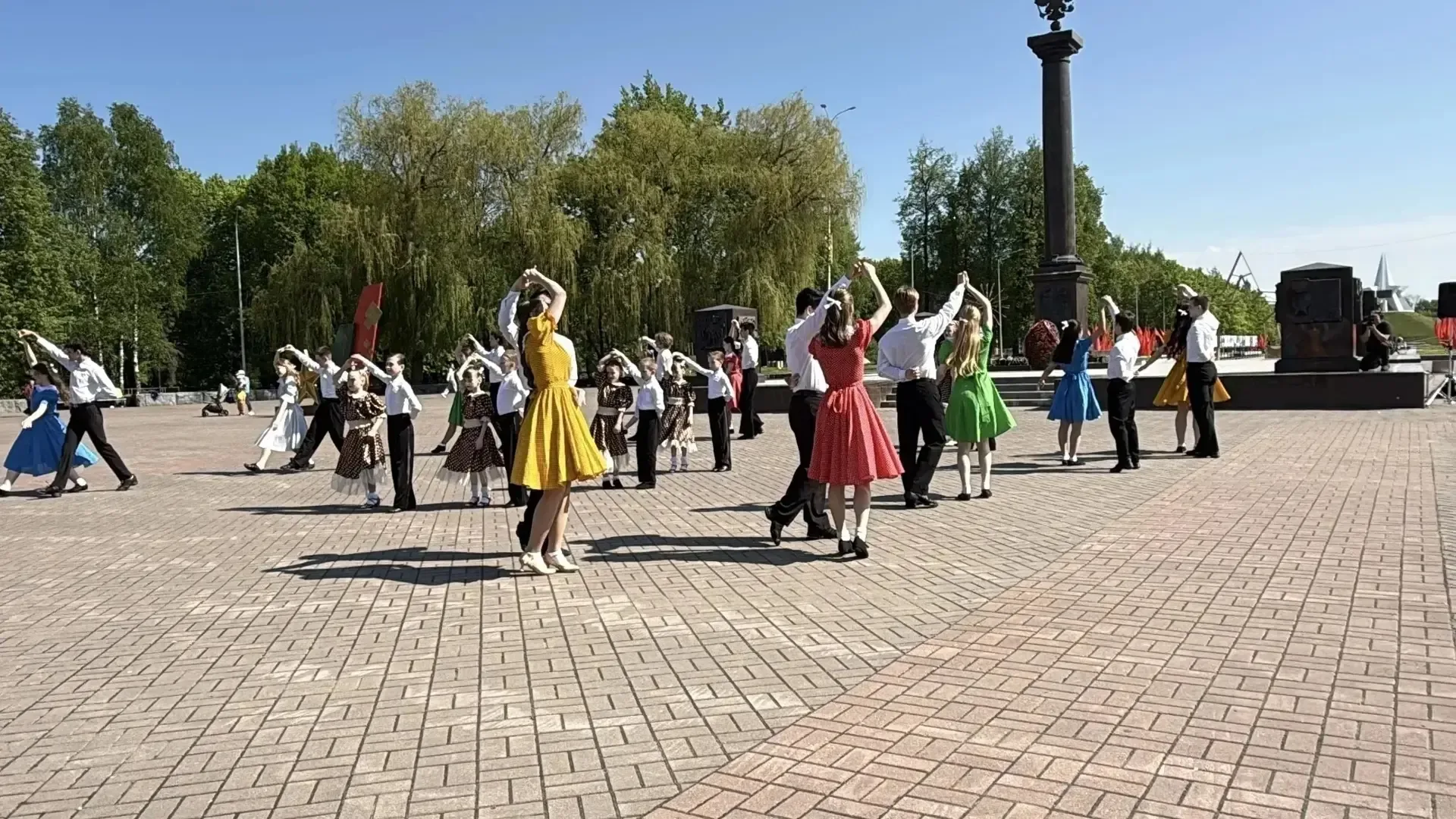 На Кургане Бессмертия прошёл яркий и трогательный танцевальный флешмоб «Память хранит имена» — в рам