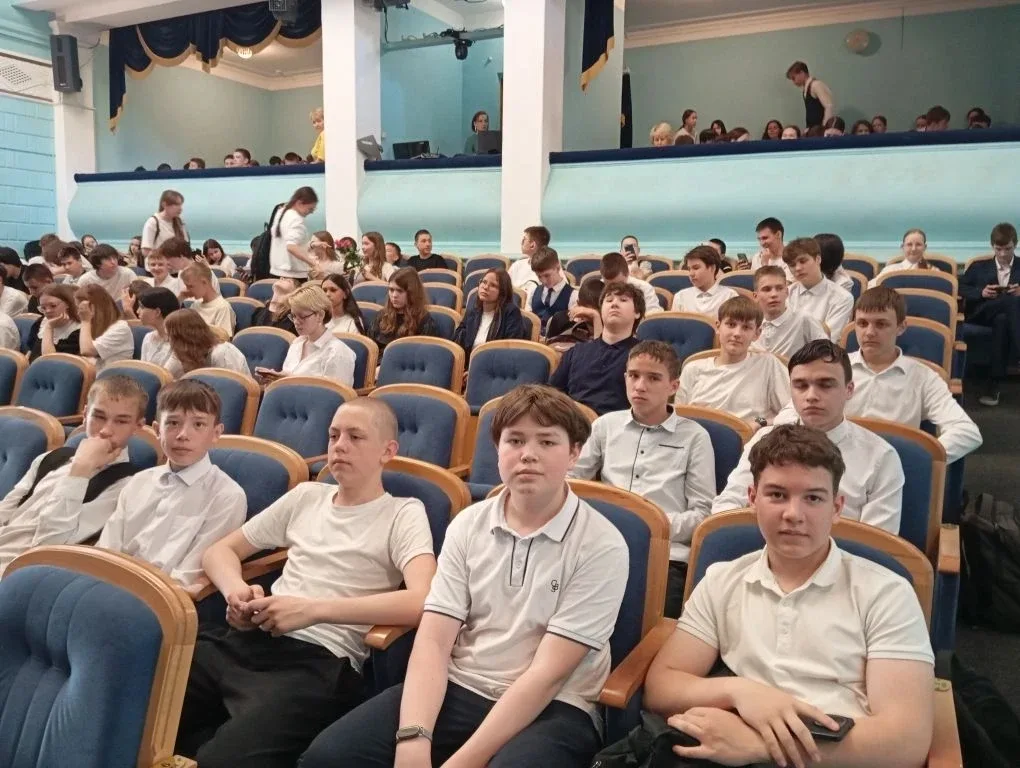 ✅В рамках проекта Пушкинская карта ученики столичной школы №6 посетили Русский Драмтеатр спектакль "