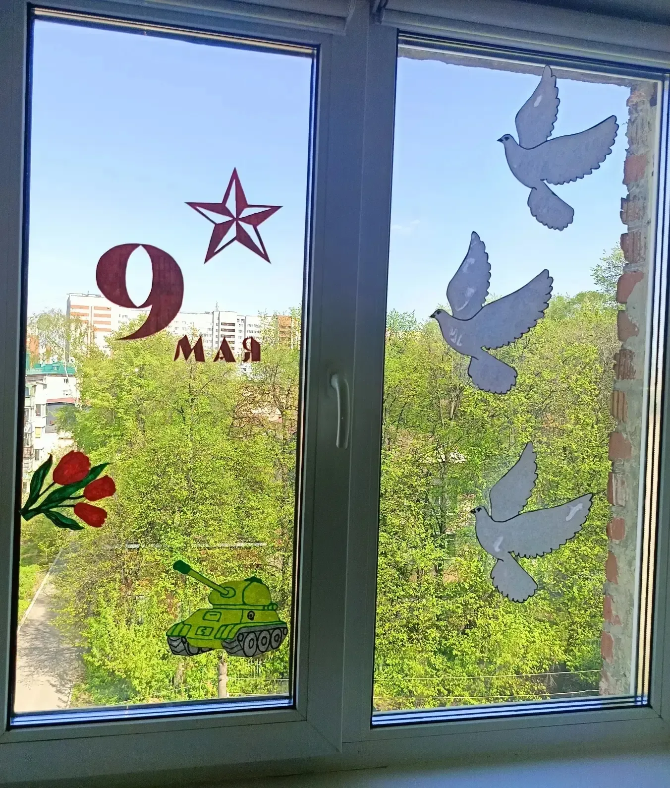 Ученики столичной школы №6 присоединились к масштабной акции «Окна Победы».  Силуэты журавлей, гвозд