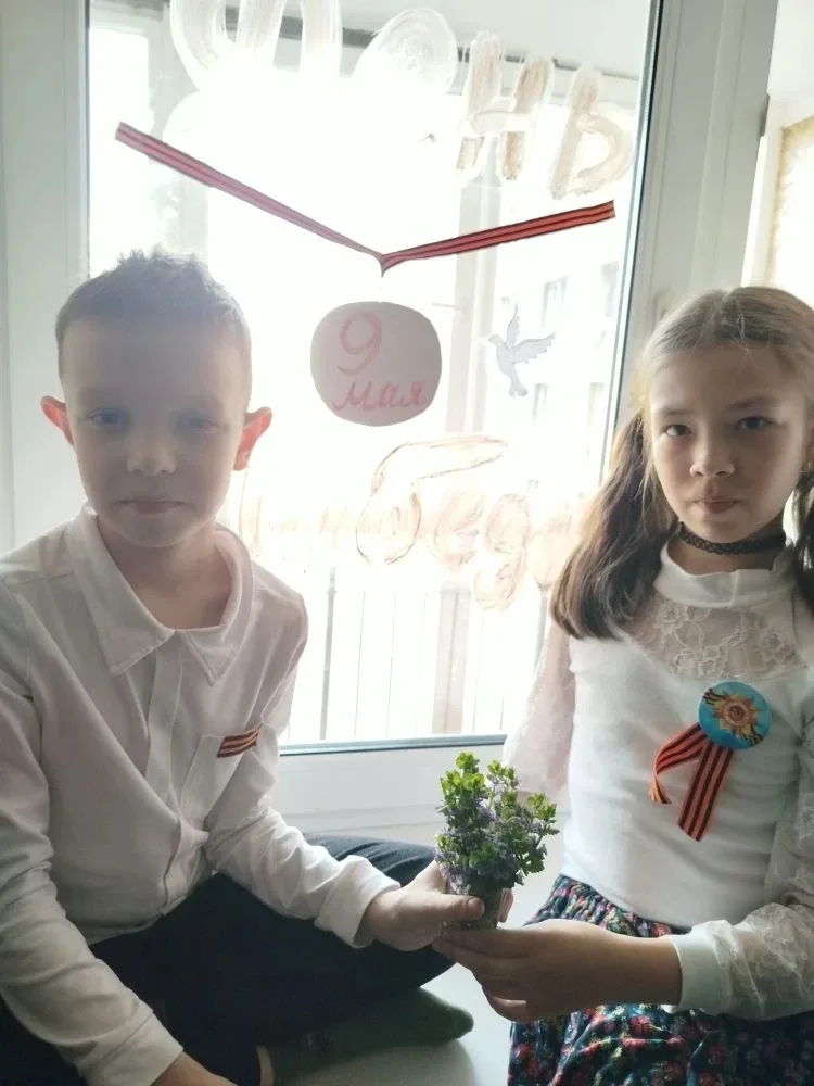 Ученики столичной школы №6 присоединились к масштабной акции «Окна Победы».  Силуэты журавлей, гвозд