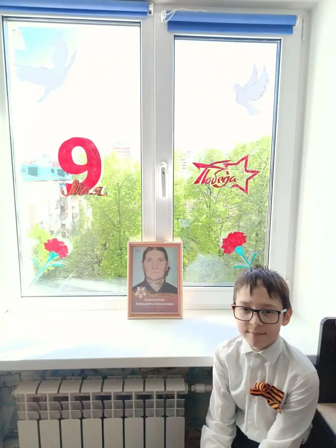 Ученики столичной школы №6 присоединились к масштабной акции «Окна Победы».  Силуэты журавлей, гвозд