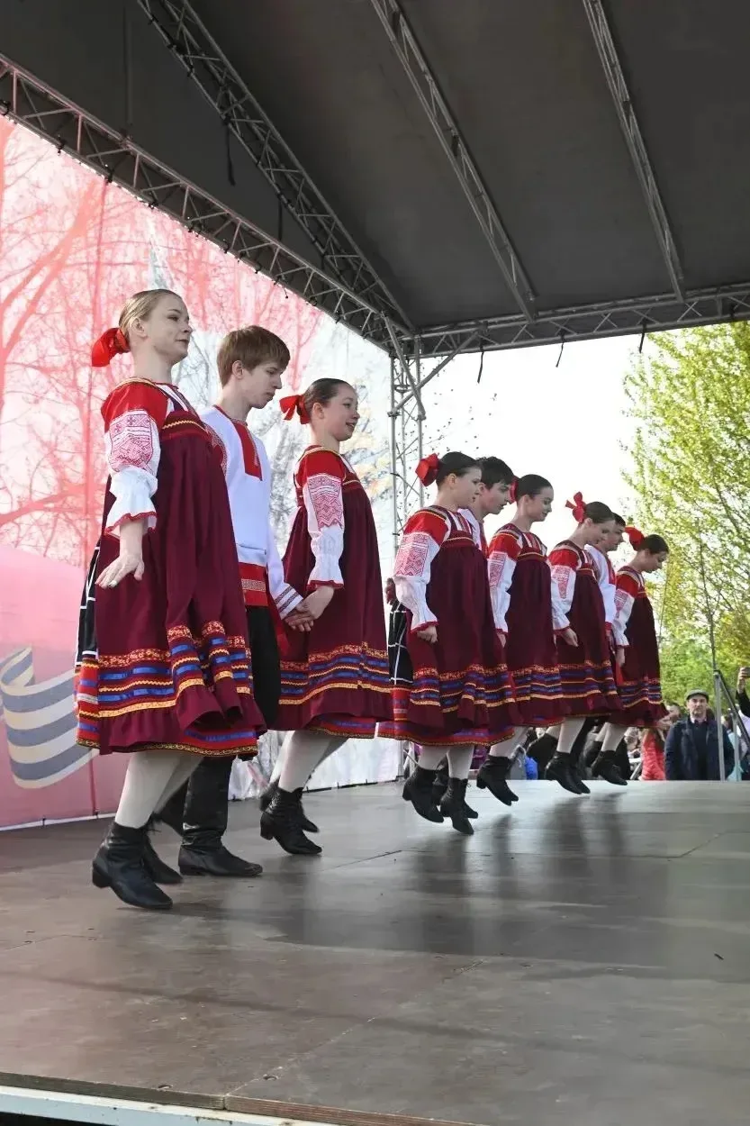 🔹9 мая в сквере на пересечении улиц Караваевской и Дмитрия Устинова прошла праздничная программа «По