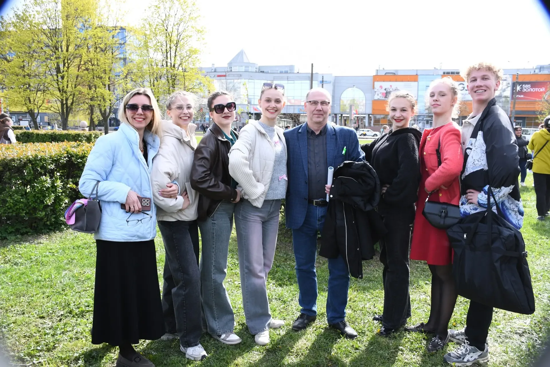 🔹9 мая в сквере на пересечении улиц Караваевской и Дмитрия Устинова прошла праздничная программа «По
