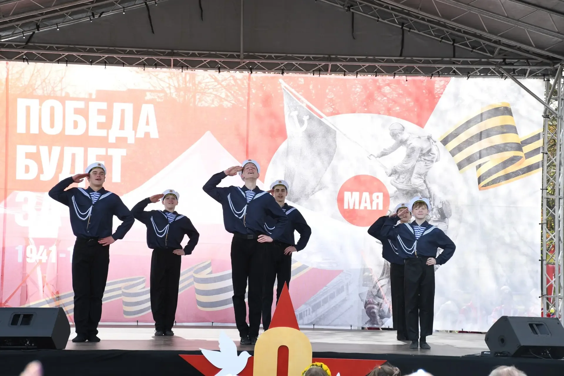 🔹9 мая в сквере на пересечении улиц Караваевской и Дмитрия Устинова прошла праздничная программа «По