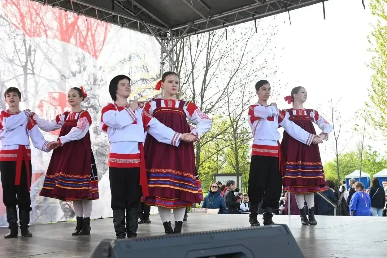 🔹9 мая в сквере на пересечении улиц Караваевской и Дмитрия Устинова прошла праздничная программа «По