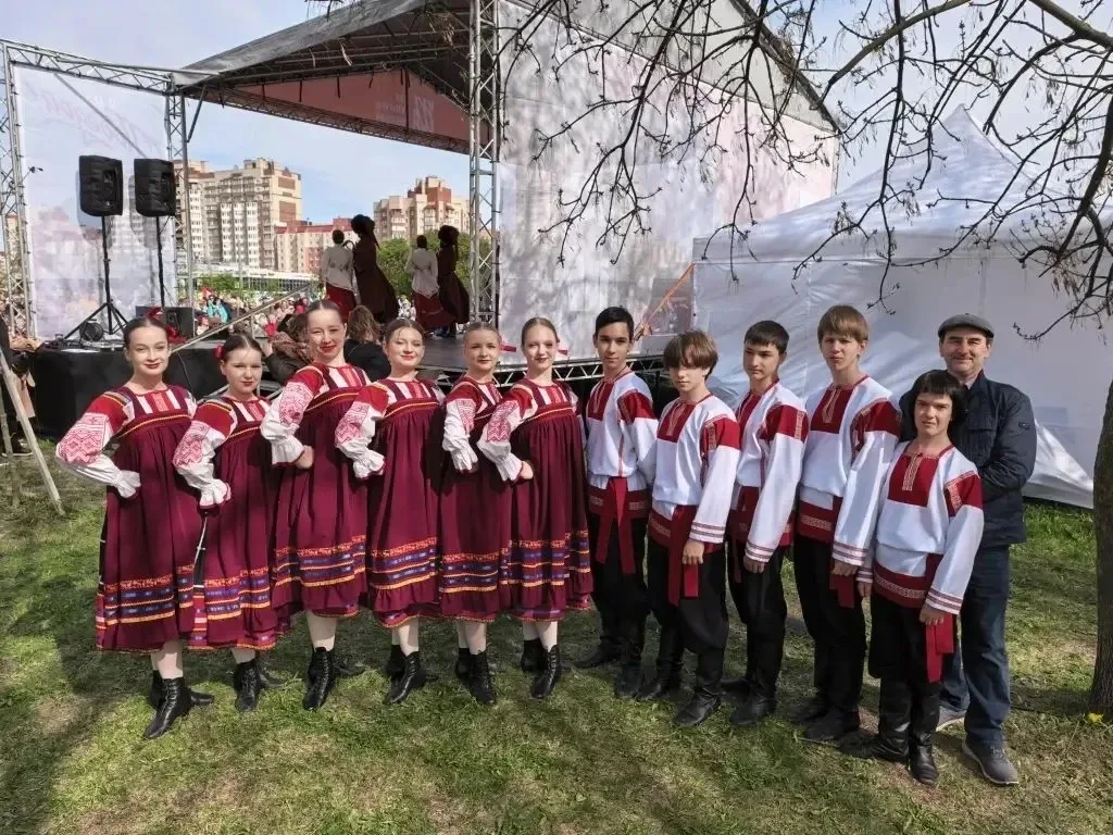 🔹9 мая в сквере на пересечении улиц Караваевской и Дмитрия Устинова прошла праздничная программа «По