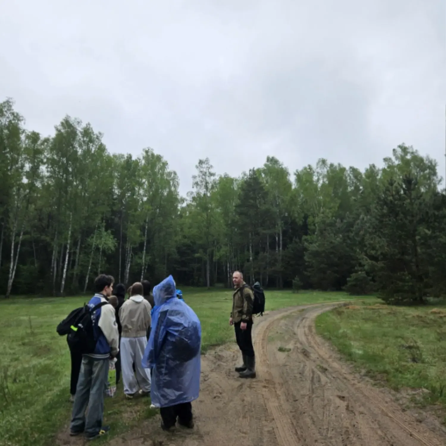 🌦 Несмотря на майский дождь, наши старшеклассники отправились в туристический поход по живописным ок