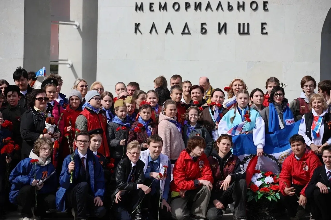 Пискаревский гранит нашу память хранит 🇷🇺  9 мая 2026 года наши Орлята-выпускники — учащиеся 4 класс