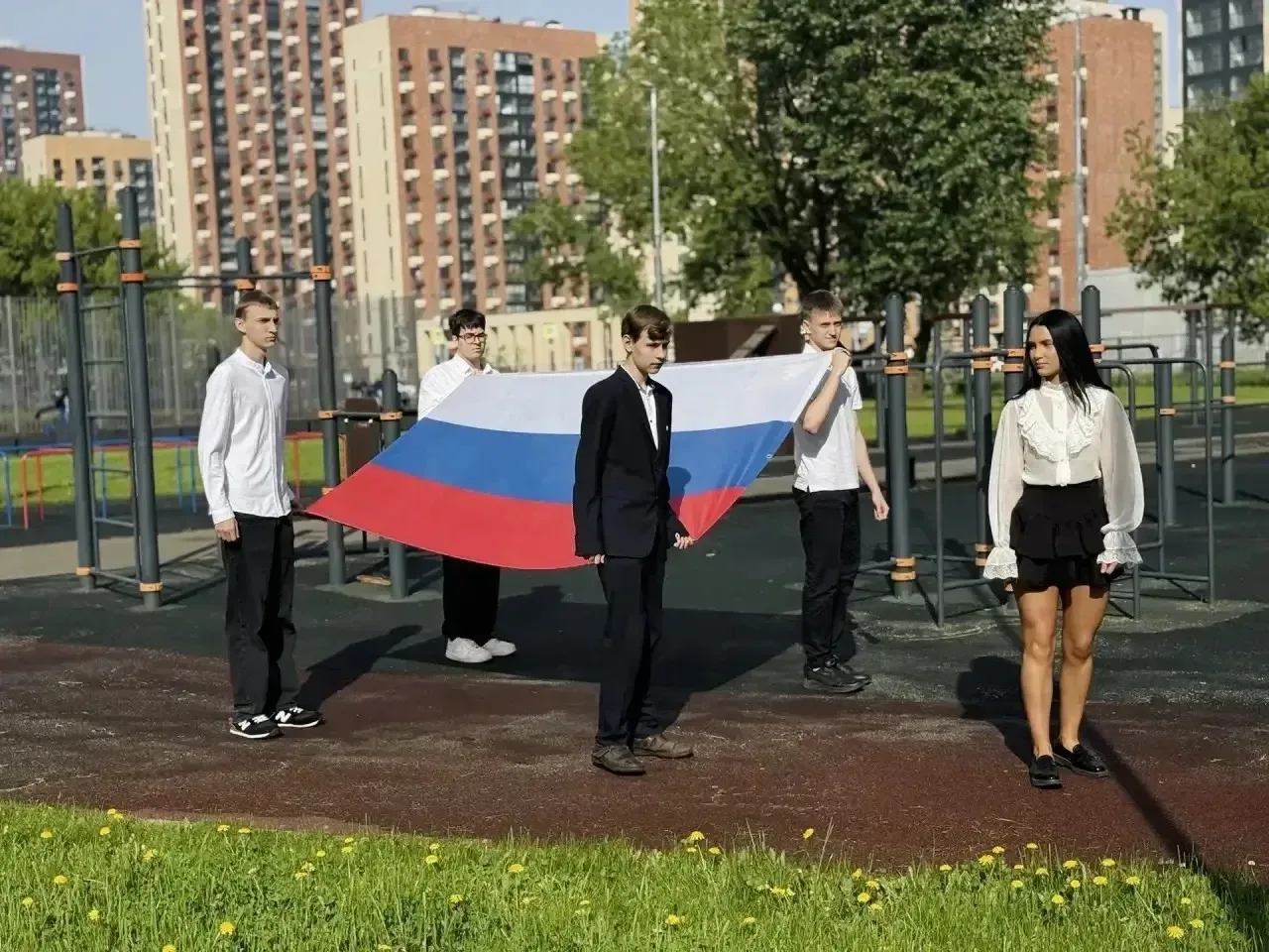 🇷🇺 Начало последней учебной недели: торжественная церемония поднятия флага  В нашей школе есть добра