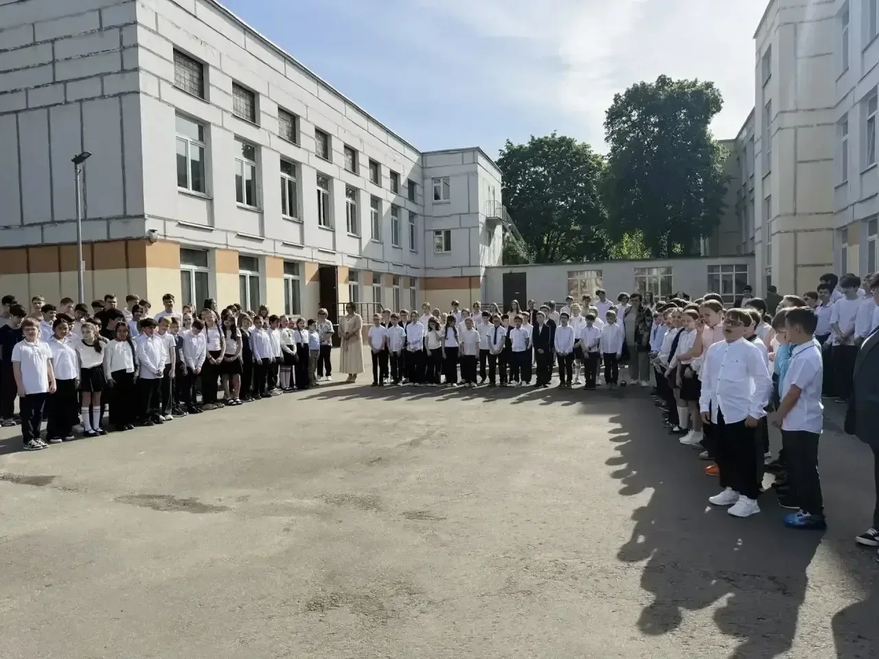 🇷🇺 Начало последней учебной недели: торжественная церемония поднятия флага  В нашей школе есть добра