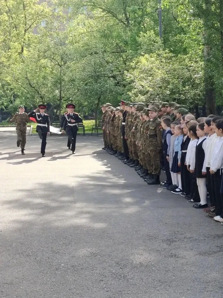 🇷🇺 Начало последней учебной недели: торжественная церемония поднятия флага  В нашей школе есть добра