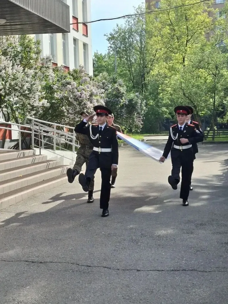 🇷🇺 Начало последней учебной недели: торжественная церемония поднятия флага  В нашей школе есть добра