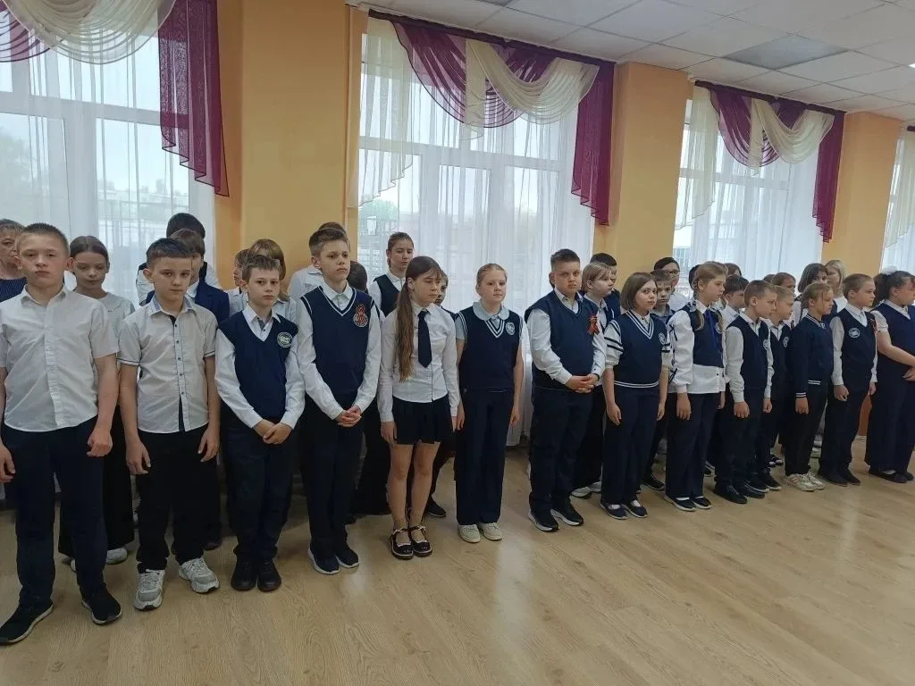 🇷🇺🇷🇺🇷🇺12 мая состоялась торжественная линейка,  поднятию флага РФ.  🎓Почётное право поднять флаги бы