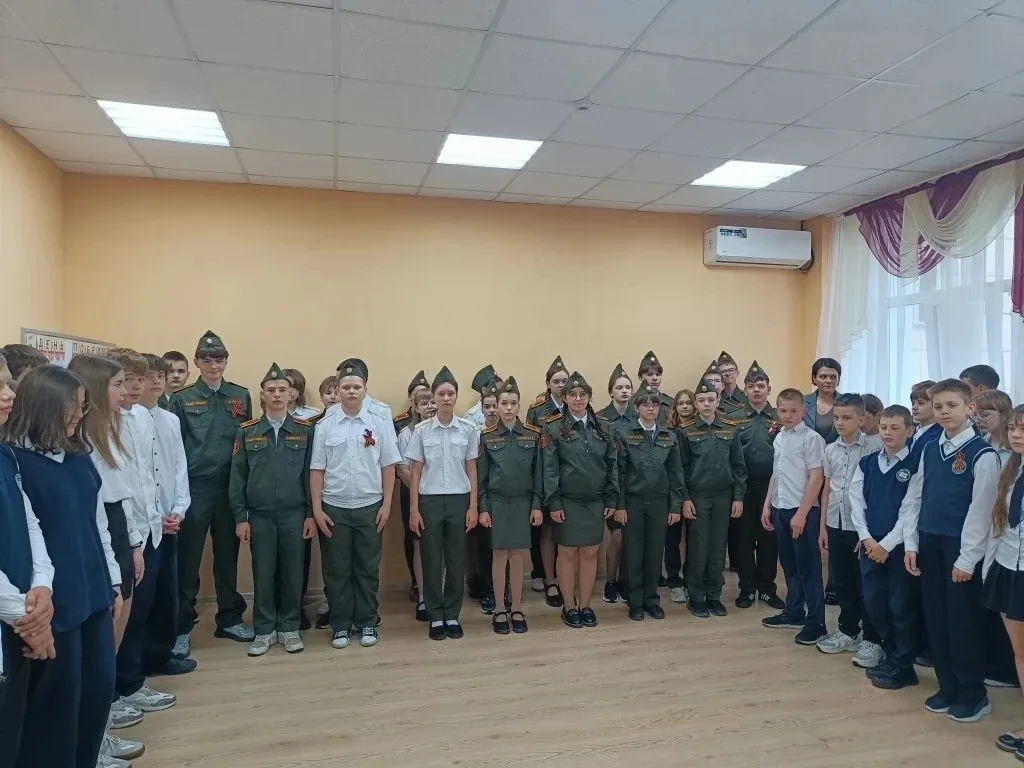 🇷🇺🇷🇺🇷🇺12 мая состоялась торжественная линейка,  поднятию флага РФ.  🎓Почётное право поднять флаги бы