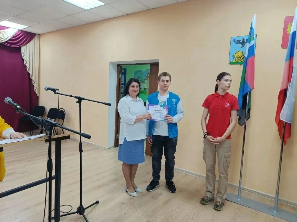 🇷🇺🇷🇺🇷🇺12 мая состоялась торжественная линейка,  поднятию флага РФ.  🎓Почётное право поднять флаги бы