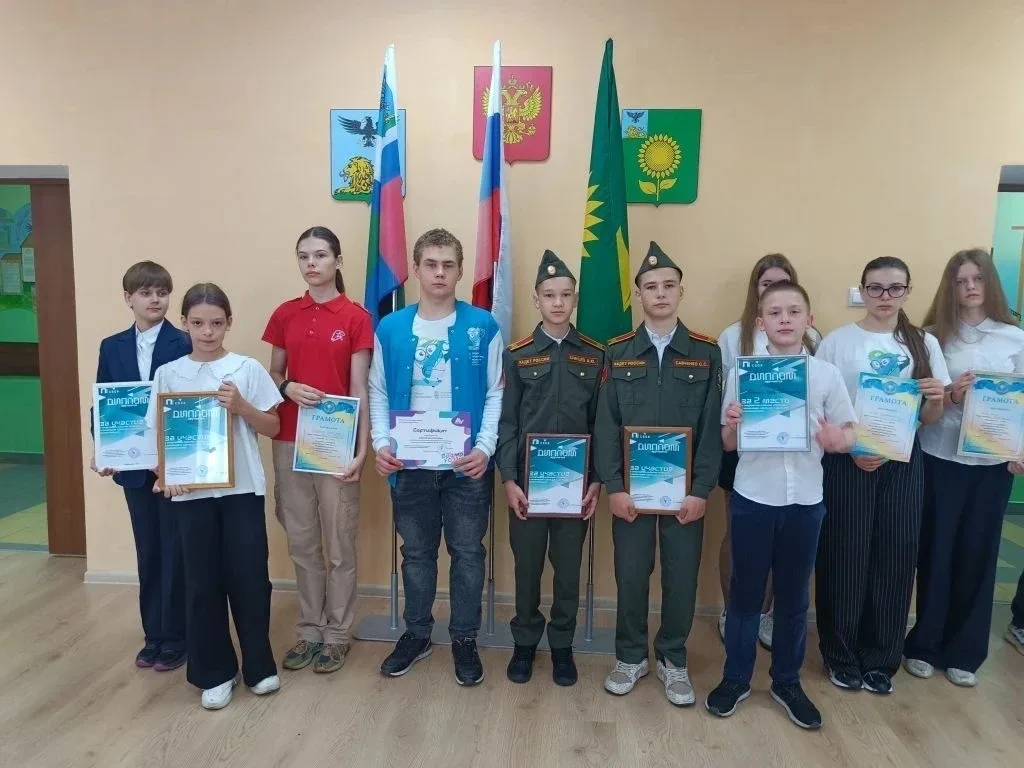 🇷🇺🇷🇺🇷🇺12 мая состоялась торжественная линейка,  поднятию флага РФ.  🎓Почётное право поднять флаги бы