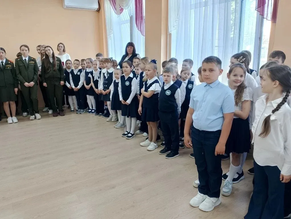 🇷🇺 В нашей школе прошла торжественная линейка и «Разговоры о важном».   18 мая учебная неделя начала