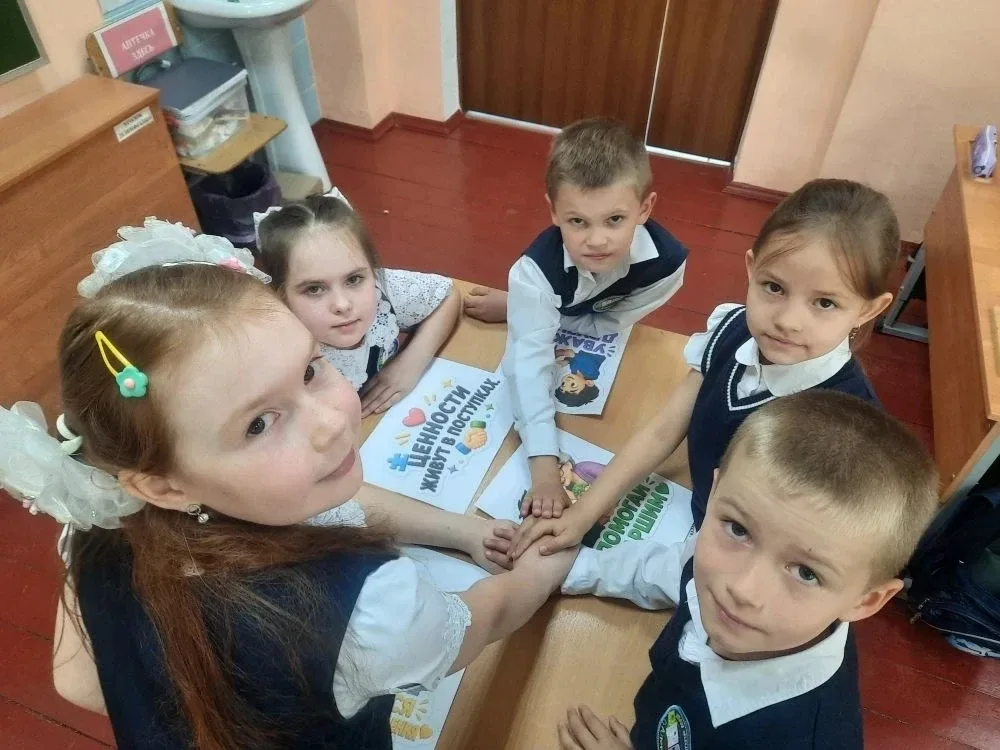 🇷🇺 В нашей школе прошла торжественная линейка и «Разговоры о важном».   18 мая учебная неделя начала