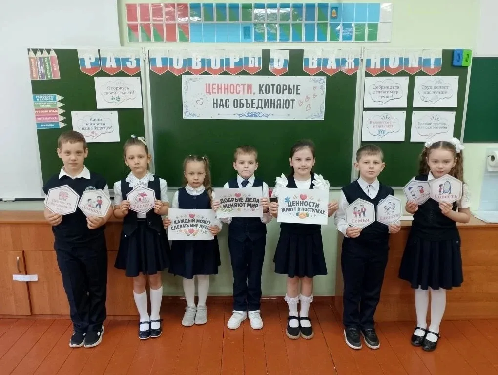 🇷🇺 В нашей школе прошла торжественная линейка и «Разговоры о важном».   18 мая учебная неделя начала