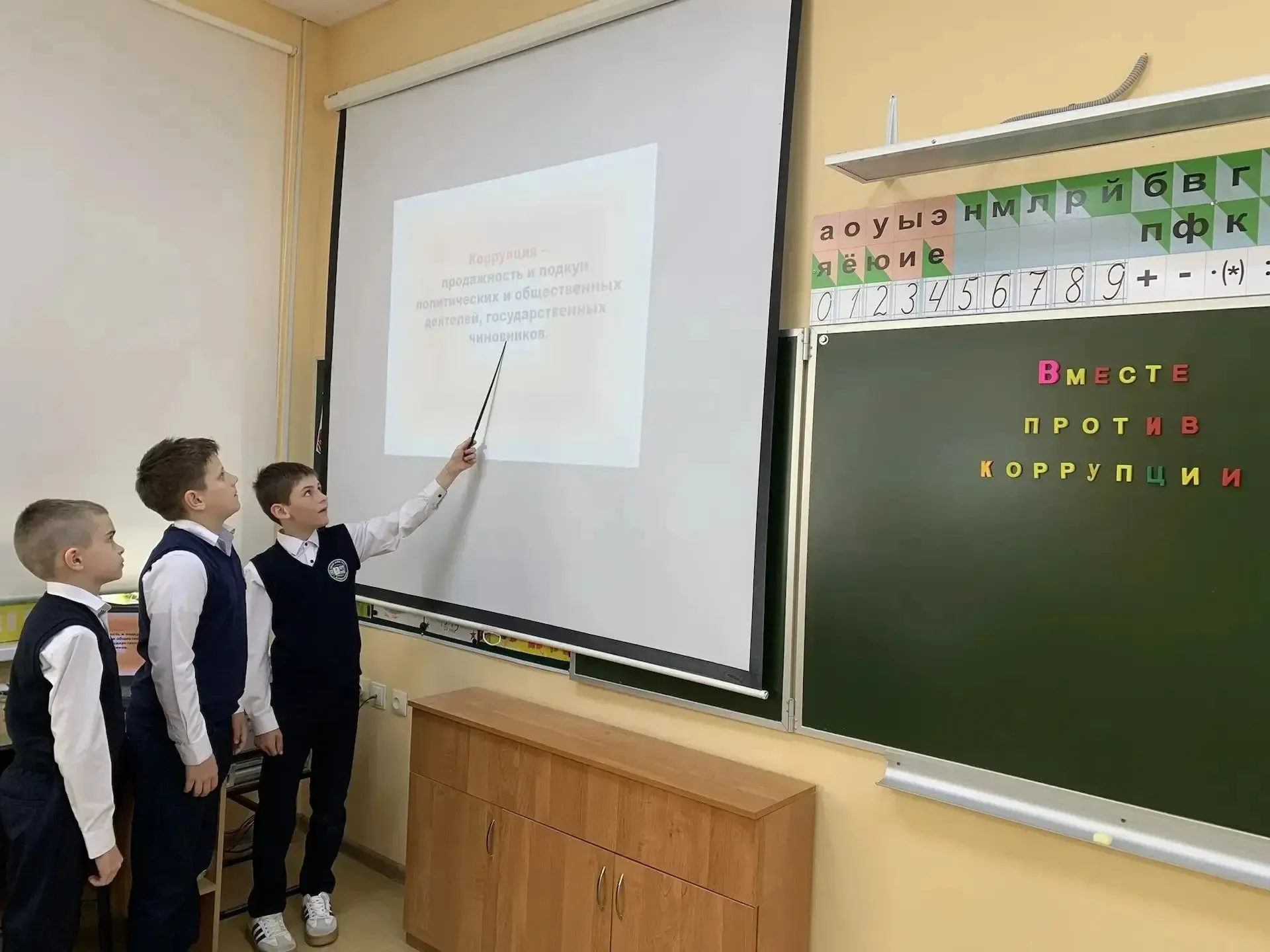 В нашей школе🏫 прошли важные и актуальные классные часы на тему "Вместе против коррупции". ✋Мы увере
