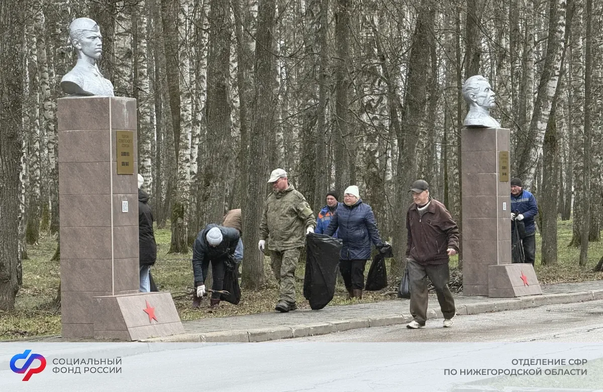 🕊 Активисты центров общения старшего поколения  привели в порядок памятники героям Великой Отечестве
