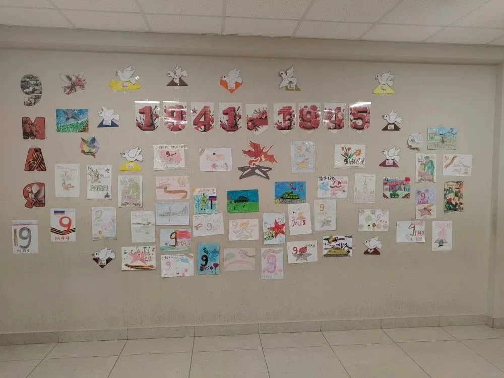 Выставка рисунков ко Дню Победы "Поним! Гордимся!"  в начальном блоке. Спасибо Всем обучающимся с 1 