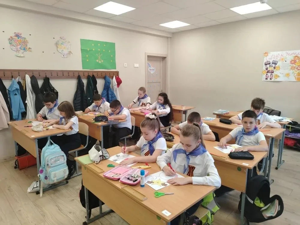 Выставка рисунков ко Дню Победы "Поним! Гордимся!"  в начальном блоке. Спасибо Всем обучающимся с 1 