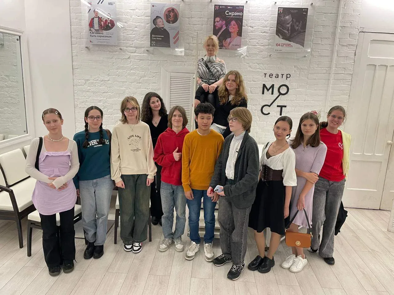 В конце апреля ученики 8 «Г» ходили в театр «МОСТ» на спектакль «Дорогой Бог» по роману Эрика-Эмманю
