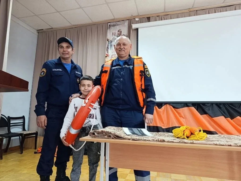 Лето близко. А значит — пора говорить о безопасности на воде В Новобатайской школе перед учащимися в