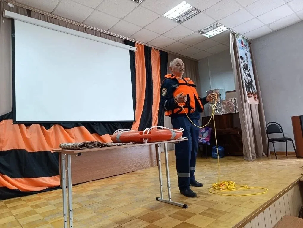 Лето близко. А значит — пора говорить о безопасности на воде В Новобатайской школе перед учащимися в